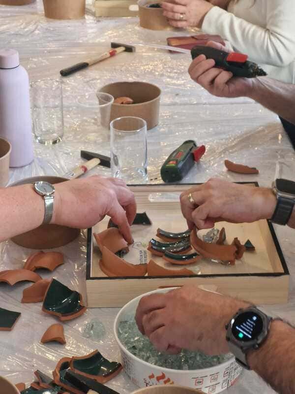 משתתפים בסדנת משבר לכלי מכינים יצירת אמנות יחודית משברי חרס, זהב, דבק וזכוכית