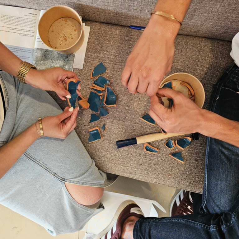 זוגיות עובדים יחד על יצירה משותפת במסגרת עשייה פנימית יצירתית 2