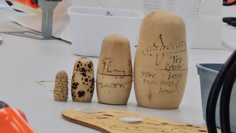 סדרת בבושקות אישיות בהכנה על ידי משתתף ומקושטות בחוטי מתכת בסדנת מסע הבבושקה