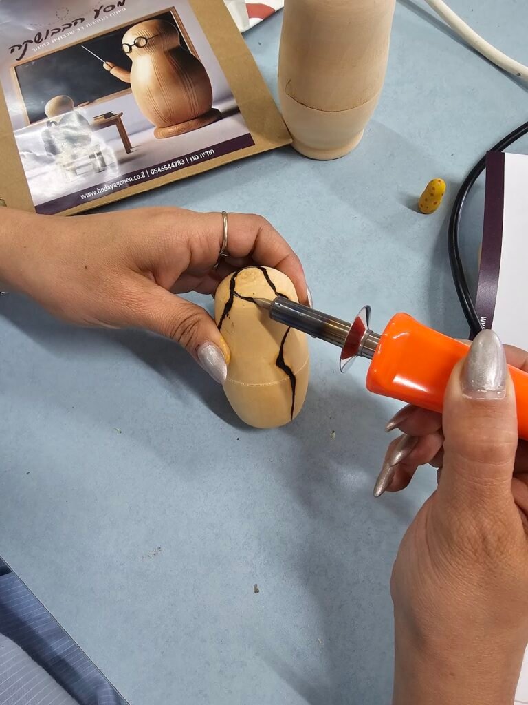 משתתף בסדנת מסע הבבושקה מכין בבושקה אישית