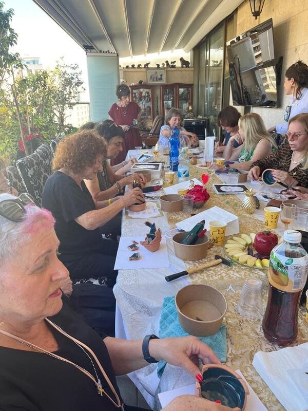 משתתתפות לוקחות חלק בסדנא משבר לכלי באוויר הפתוח ונהנות מתהליך היצירה המהווה תהליך פנימי עמוק