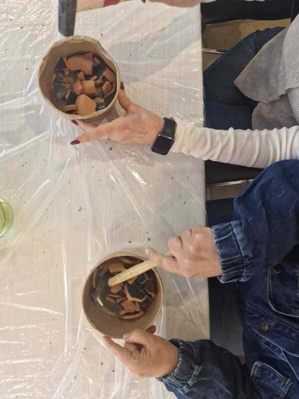 משתתפות בסדנאות קינצוגי שוברות את כלי החרס כאלמנט יצירתי עמוק ובעל משמעות