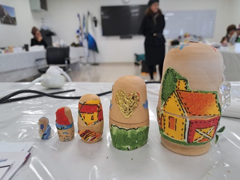 סדרת בבושקות יוחודיות בהכנה על ידי משתתף בסדנת מסע הבבושקהמקושרטות בעבודת רקמה, זהב וצבע