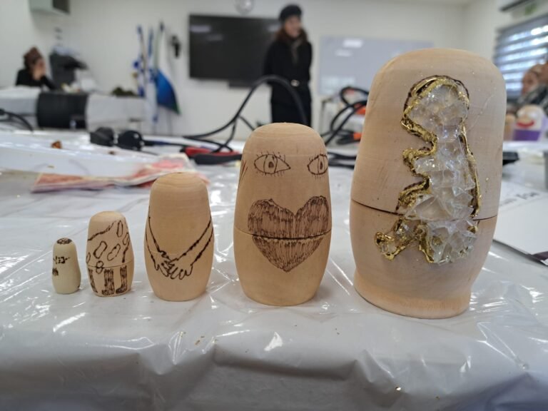 סדרת בבושקות אישיות בהכנה על ידי משתתף בסדנת מסע הבבושקה וקשורות זו בזו בקשר פנימי