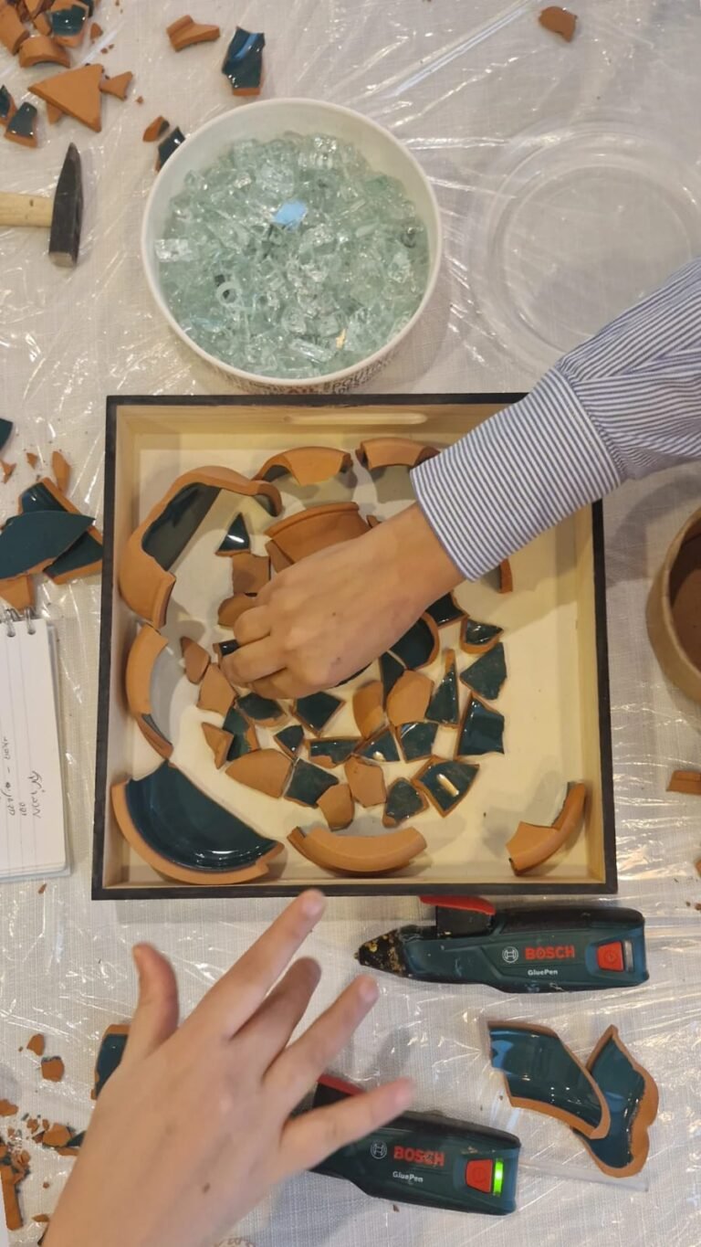 זוג מכין יחדיו עבודת קינצוגי יחודית כחלק מתהליך משבר לכלי