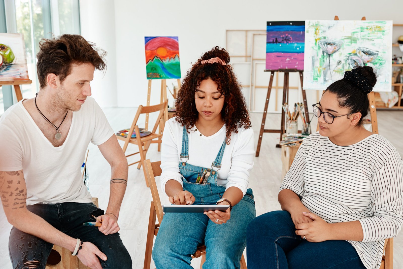 תמונה של שלושה אמנים בסטודיו לאמנות יצירתי